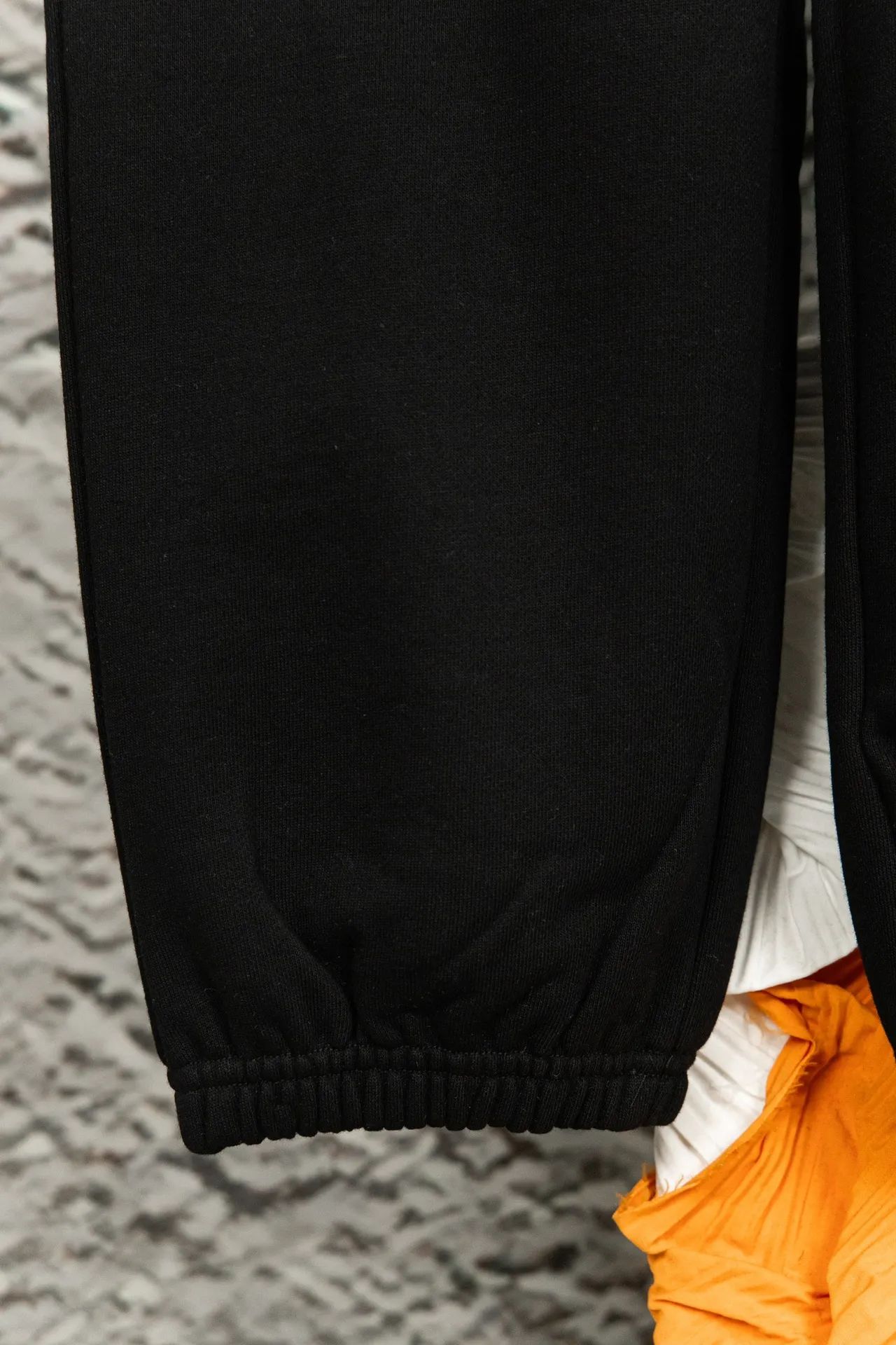 P180 model number: Y060 Ralph Lauren Ralph Lauren suit sweatpants. Pure cotton treated with anti-static technology. No dust, no lint. The elastic waist is used with a drawstring. It is very friendly to the figure. The cotton is comfortable and soft. The upper body is casual and free. Regular beveled double pockets on both sides. The white brand logo on the left leg of the trouser leg collides with the black of the pants. Although it is small, it is quite recognizable. The brand adds a young and fashionable atmosphere to the original sense of luxury. It can be called a cold-proof weapon. A simple base layer is enough to withstand the severe cold and make it more fluffy and warm. Color: gray, navy blue, black. Size: S-XL